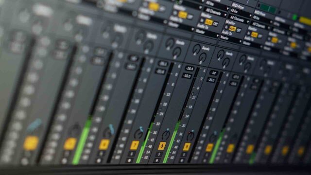 Music Protest Mixing Well-Balanced Tracks with iZotope Neutron TUTORIAL